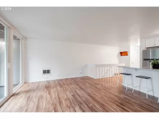 Photo #6: 24212593 Listing