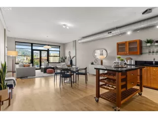 Photo #4: 24213223 Listing