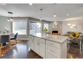 Photo #5: 24213242 Listing