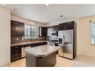 Photo #3: 24213900 Listing