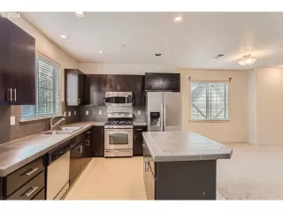 Photo #4: 24213900 Listing