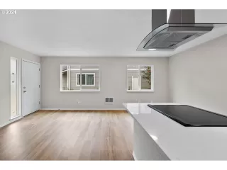 Photo #4: 24215118 Listing