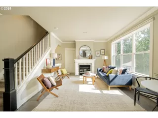 Photo #2: 242175914 Listing