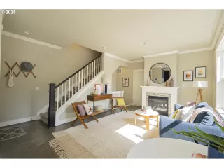 Photo #3: 242175914 Listing