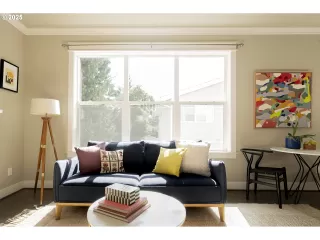 Photo #5: 242175914 Listing