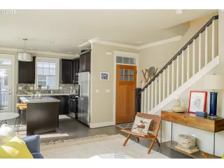 Photo #6: 242175914 Listing