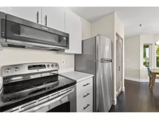 Photo #5: 24221364 Listing