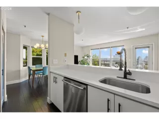 Photo #6: 24221364 Listing