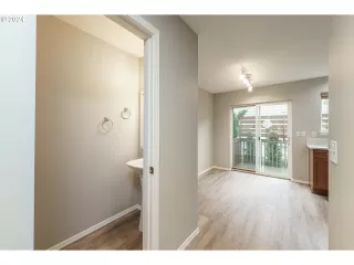 Photo #6: 24225505 Listing