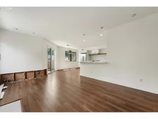 Photo #4: 24228058 Listing