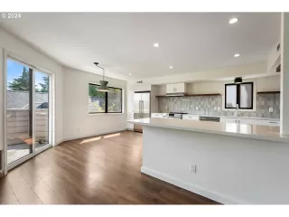 Photo #5: 24228058 Listing