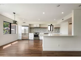 Photo #6: 24228058 Listing