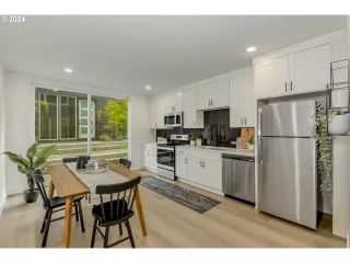 Photo #5: 24229853 Listing 