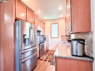 Photo #3: 24230101 Listing