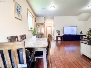 Photo #4: 24230101 Listing