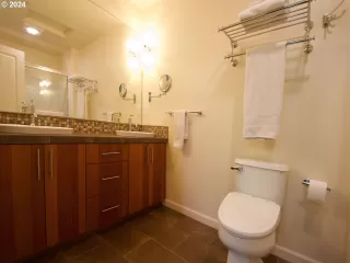 Photo #4: 24231509 Listing