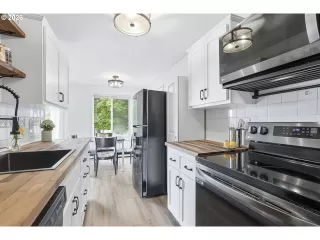 Photo #5: 242344240 Listing 