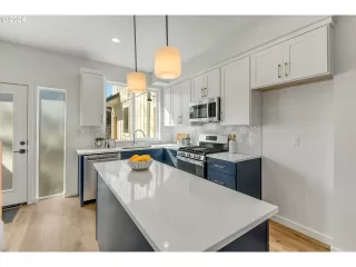 Photo #4: 24236746 Listing