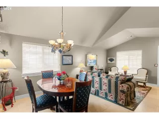 Photo #6: 24238355 Listing