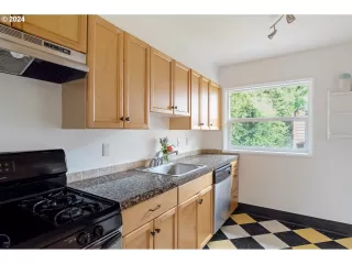 Photo #5: 24240862 Listing