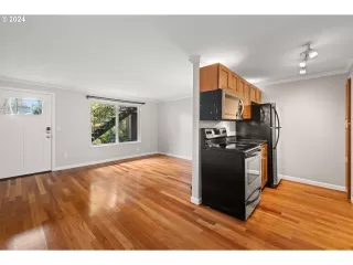 Photo #5: 24244802 Listing