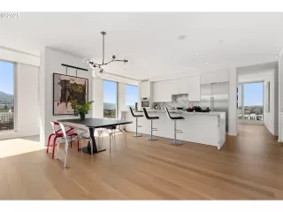 Photo #2: 242487522 Listing