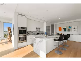 Photo #4: 242487522 Listing