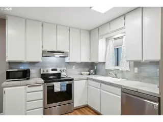 Photo #1: 242518978 Listing