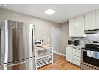 Photo #2: 242518978 Listing