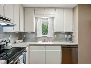 Photo #3: 242518978 Listing