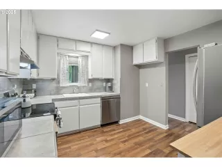 Photo #4: 242518978 Listing