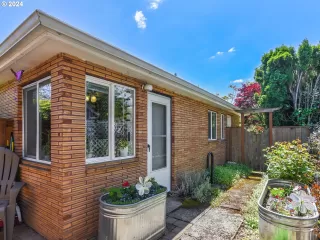 Photo #5: 24253135 Listing