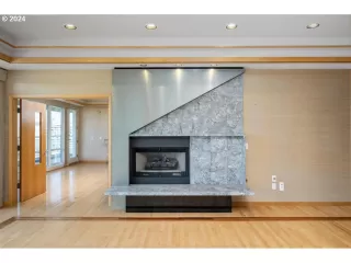 Photo #4: 24255504 Listing