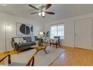 Photo #4: 24256632 Listing