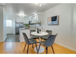 Photo #5: 24256632 Listing