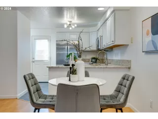 Photo #6: 24256632 Listing