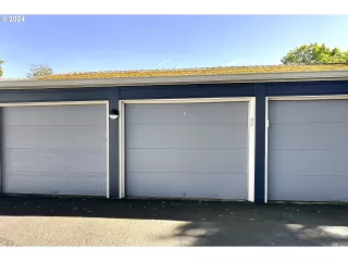 Photo #4: 24257786 Listing