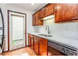 Photo #4: 24260814 Listing