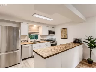 Photo #5: 24264838 Listing