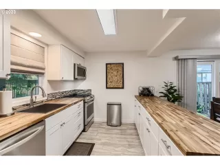 Photo #6: 24264838 Listing