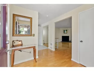 Photo #4: 24265059 Listing