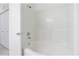 Photo #5: 24269344 Listing