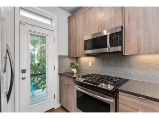 Photo #6: 24273568 Listing