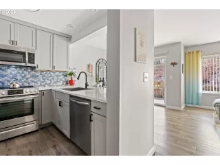 Photo #5: 24275363 Listing