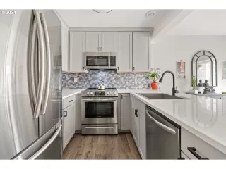 Photo #6: 24275363 Listing