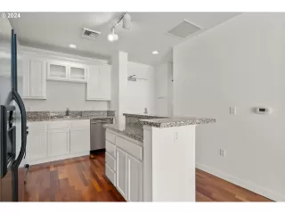 Photo #5: 24281500 Listing