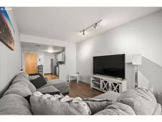 Photo #5: 24282408 Listing