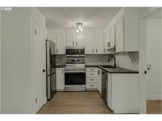 Photo #2: 242838146 Listing 