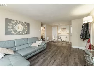 Photo #4: 24283906 Listing