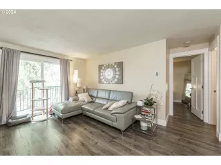 Photo #5: 24283906 Listing